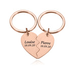 2 porte-clés en forme de coeur séparé gravé avec une date et les prénoms couleur rose
