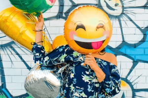 Quelle est la différence entre les emojis, les émoticônes et les smileys ?