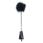 Votre grossiste en Dreamy Fetish avec cette cravache noire de 49 cm avec embout plumes et embout féssées