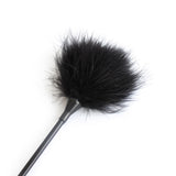 Votre grossiste en Dreamy Fetish avec cette cravache noire de 49 cm avec embout plumes et embout féssées