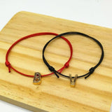 bracelet en cordon avec initiale rouge et noir