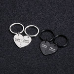 Porte-clés en forme de coeur séparé personnalisés avec une date et les prénoms couleur argent et noir