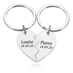 2 porte-clés en forme de coeur séparé gravé avec une date et les prénoms couleur argent