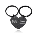 2 porte-clés en forme de coeur séparé gravé avec une date et les prénoms couleur noir