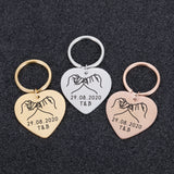 3 porte-clés en forme de coeur gravé avec une date et des initiales couleur argent, or et rose