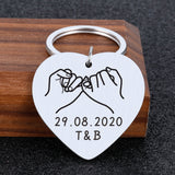 Porte-clés en forme de coeur personnalisé avec une date et des initiales couleur argent