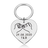 Porte-clés en forme de coeur gravé avec une date et des initiales couleur argent
