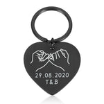 Porte-clés en forme de coeur gravé avec une date et des initiales couleur noir
