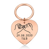 Porte-clés en forme de coeur gravé avec une date et des initiales couleur rose