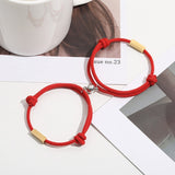 couple des bracelets rouge